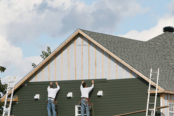Professional Siding Installation technician working in Deer Park, TX